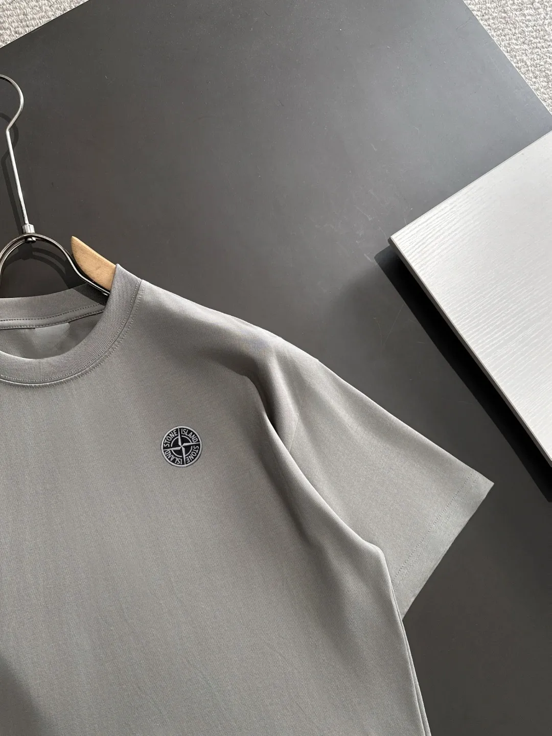🅿️270 shipped next day, high quality Stone Island 2025 spring and summer new men's batik washed short-sleeved T-shirt, combed heavy weight washed double yarn fabric, high-strength fabric feels full of weight when weighed, and the upper body is more textured than ordinary T-shirts and is not easy to deform. This texture can cope with the weather, absorbs sweat and is breathable, suitable for both hot and cold! Perfectly produced with reference to the original stitch and stitch! Loose fit design, looks noble. Sizes: S to XXL (European sizes are larger, it is recommended to choose one size smaller than your usual size)